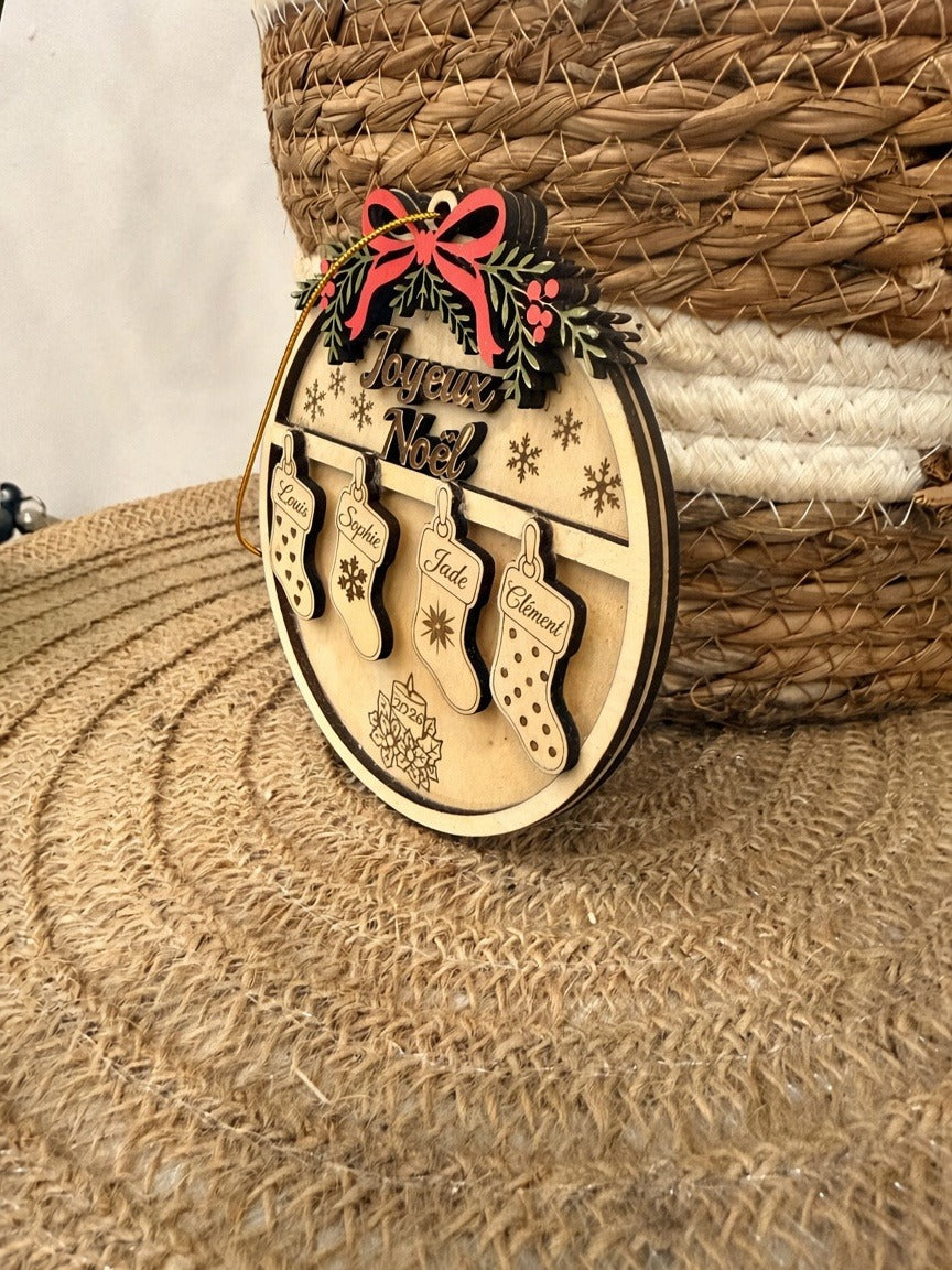 Boule de Noël en bois personnalisée – Chaussettes de famille