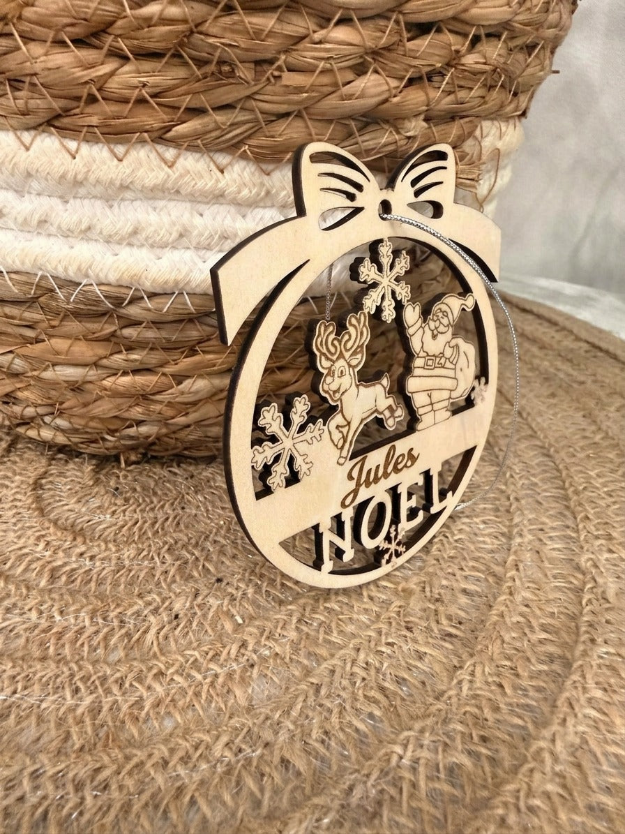 Boule de Noël en bois personnalisée – Père Noël et renne