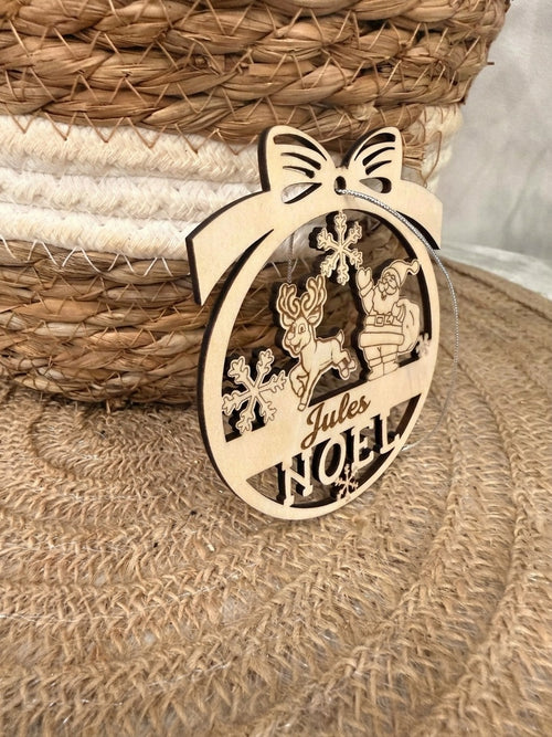 Boule de Noël en bois personnalisée – Père Noël et renne