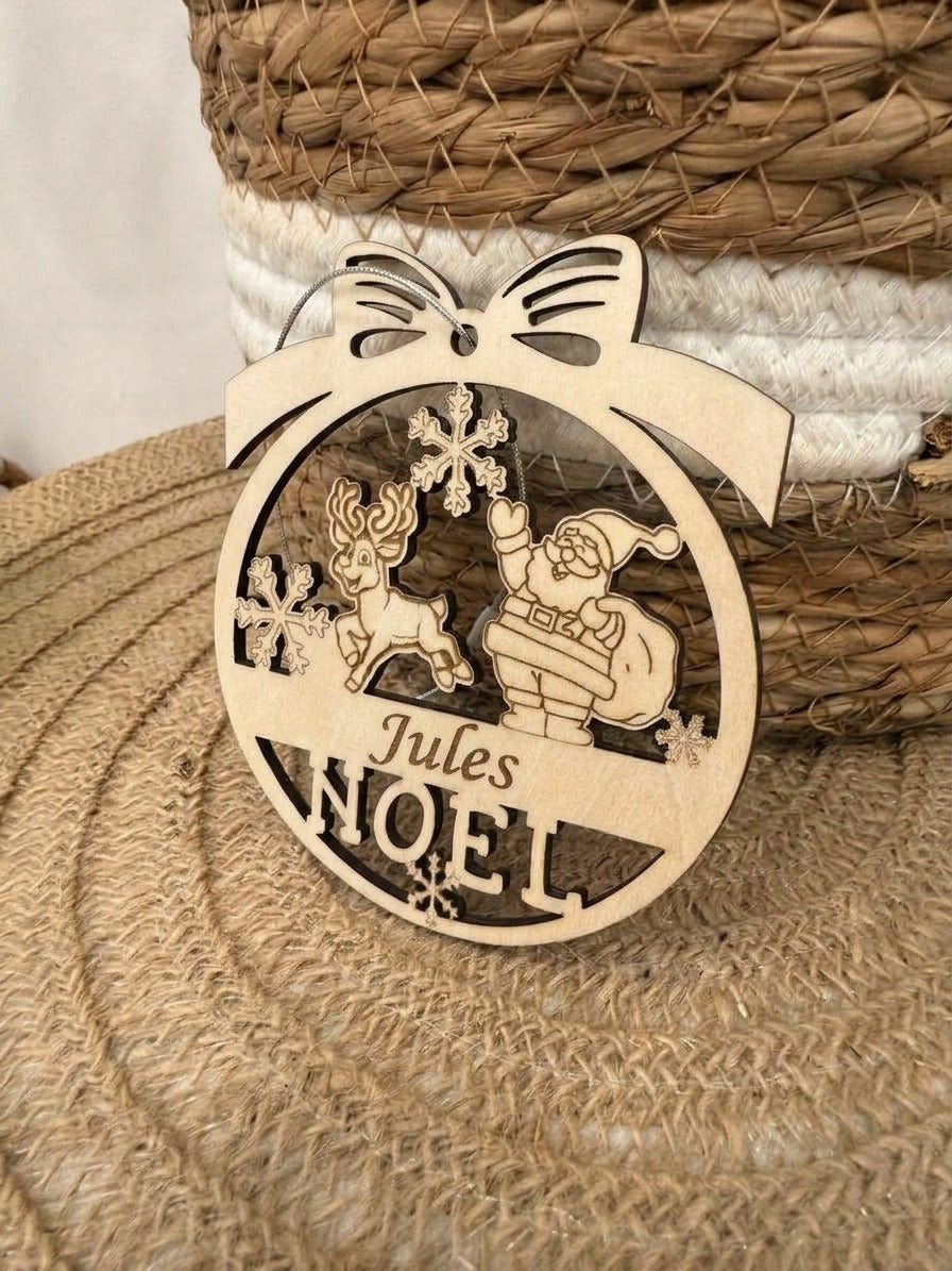 Boule de Noël en bois personnalisée – Père Noël et renne