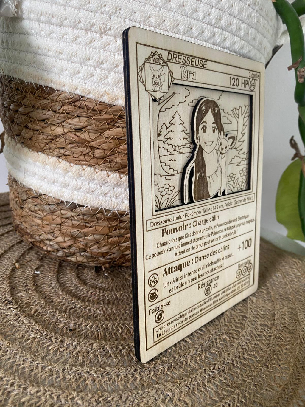 Carte de héros personnalisée en bois – Portrait et pouvoirs au choix