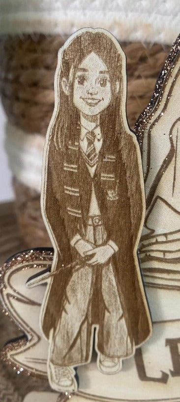 Plaque portrait de jeune sorcier personnalisée en bois