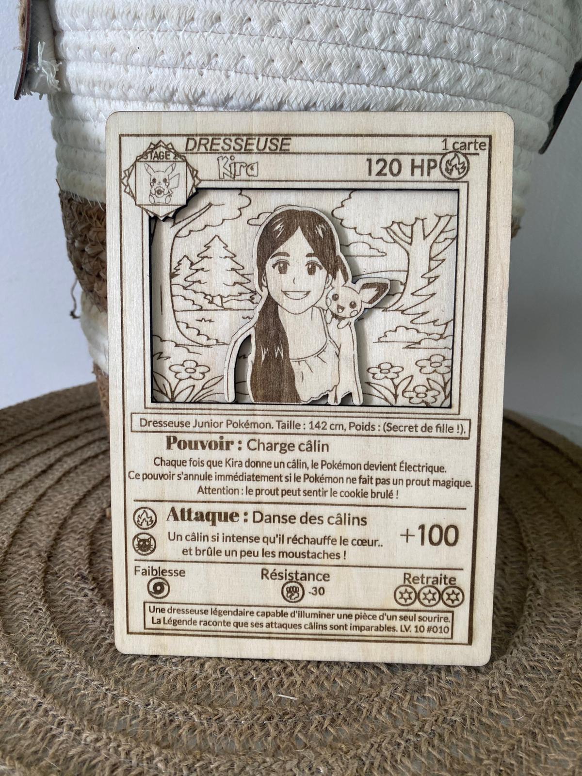 Carte de héros personnalisée en bois – Portrait et pouvoirs au choix