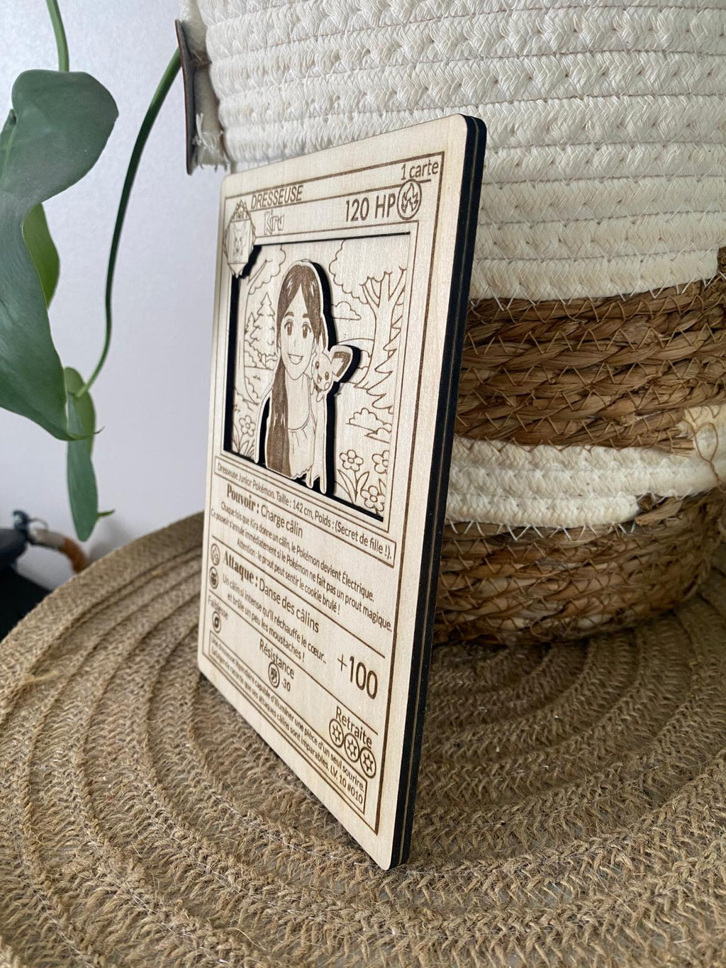 Carte de héros personnalisée en bois – Portrait et pouvoirs au choix