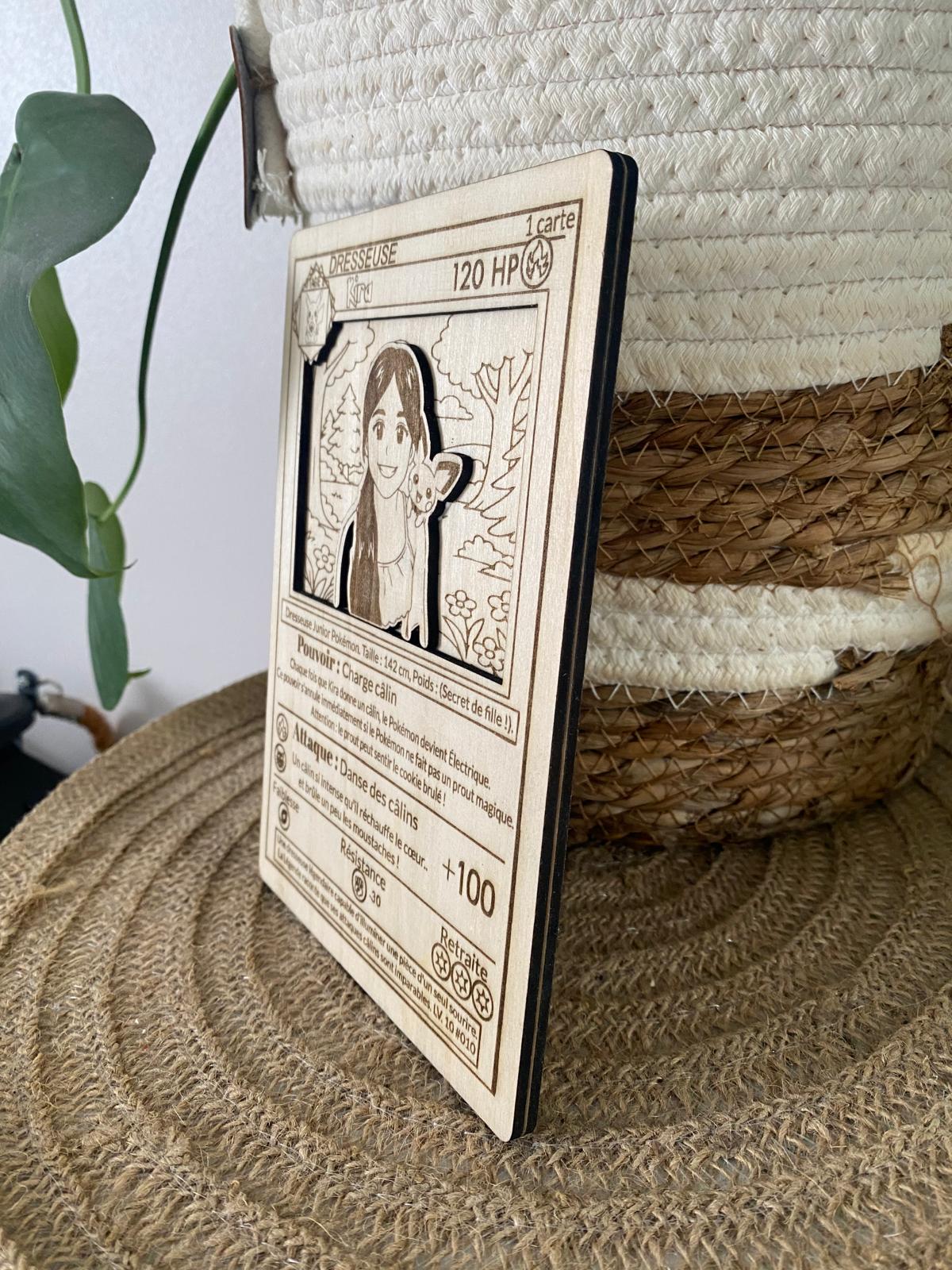 Carte de héros personnalisée en bois – Portrait et pouvoirs au choix