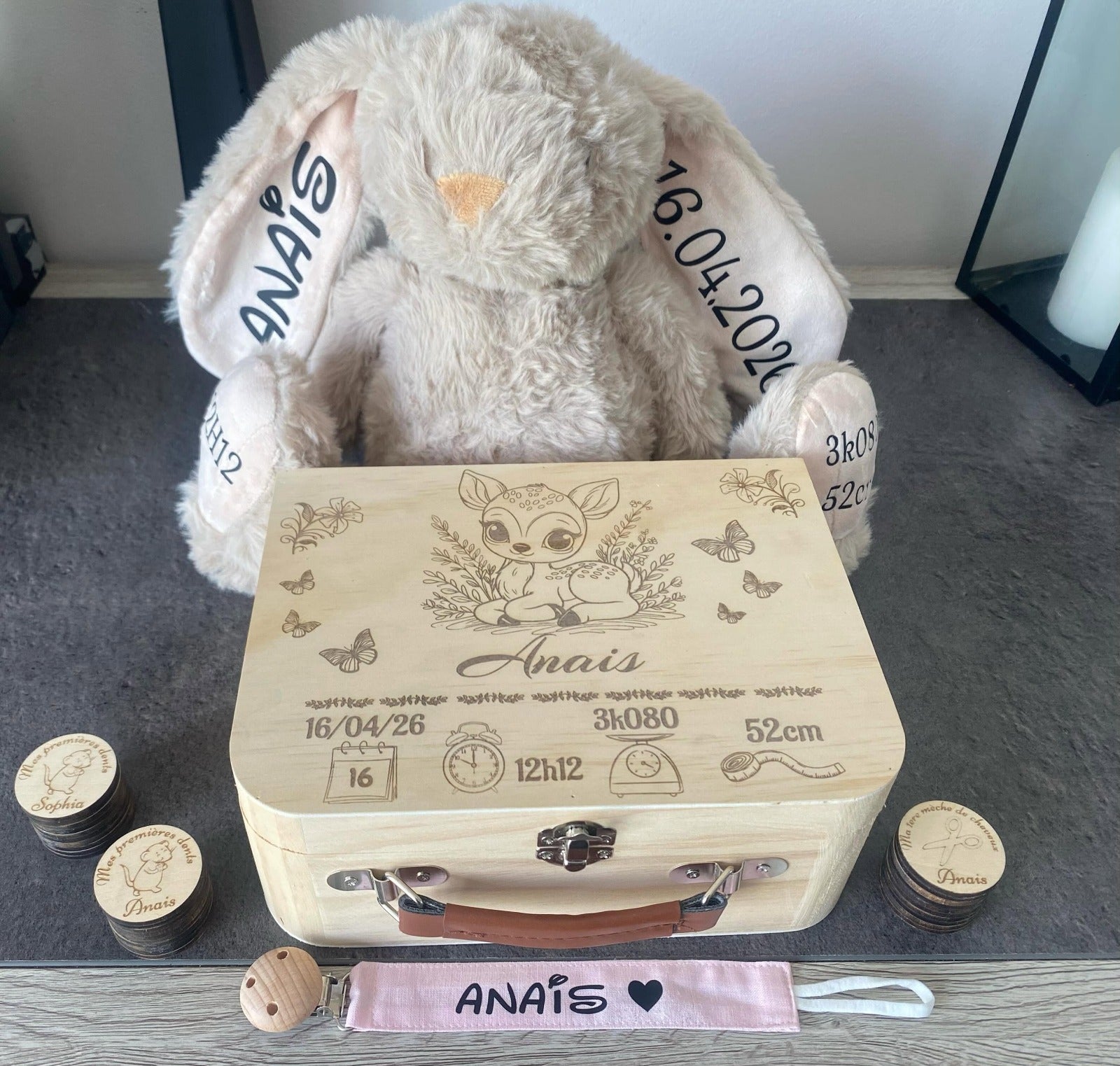Coffret Naissance Complet Personnalisé – Valisette Bois, Peluche, Attache-Tétine & Boîtes Souvenirs