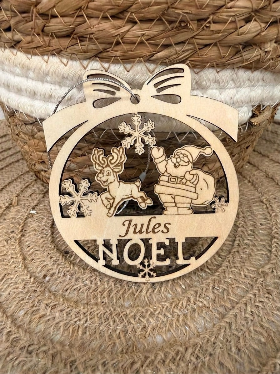 Boule de Noël en bois personnalisée – Père Noël et renne