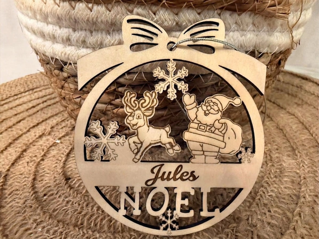 Boule de Noël en bois personnalisée – Père Noël et renne