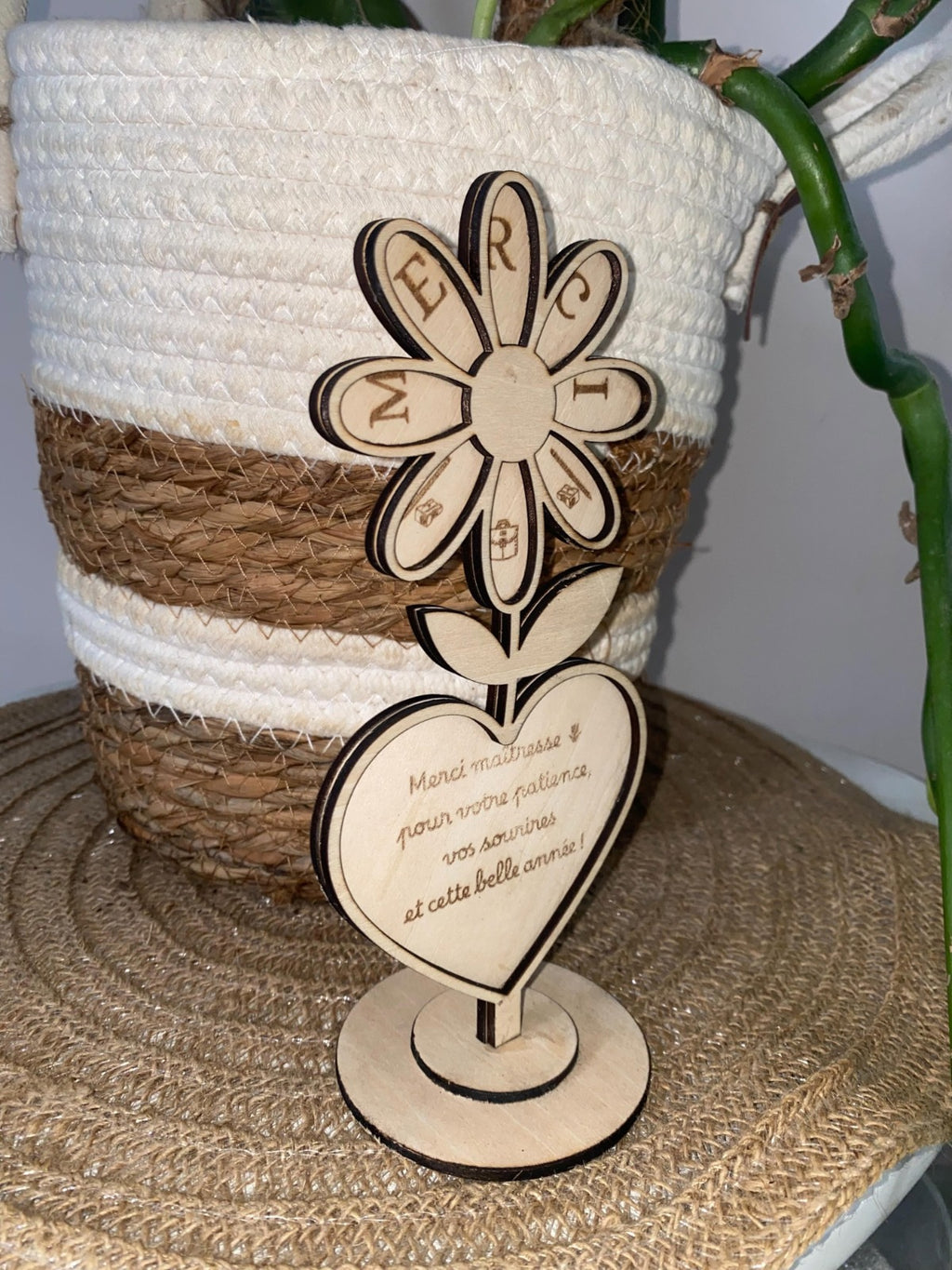Fleur sur Socle "Merci Maîtresse" en Bois Gravé