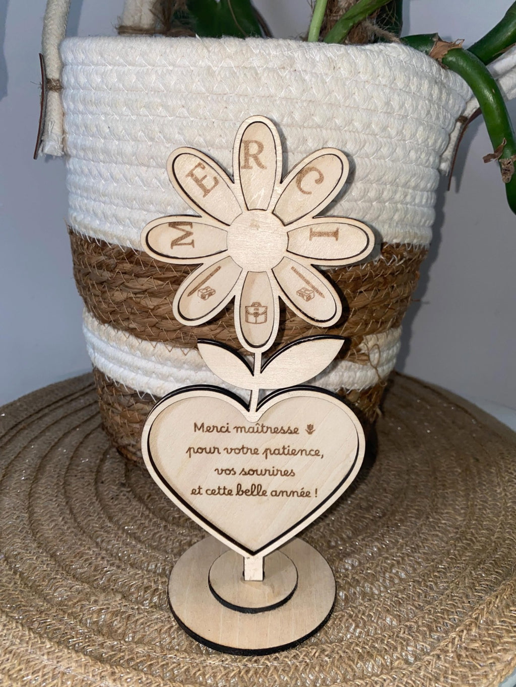 Fleur sur Socle "Merci Maîtresse" en Bois Gravé