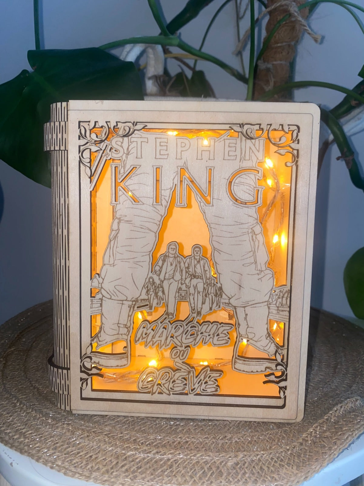 Lampe Livre en Bois Gravée Personnalisée