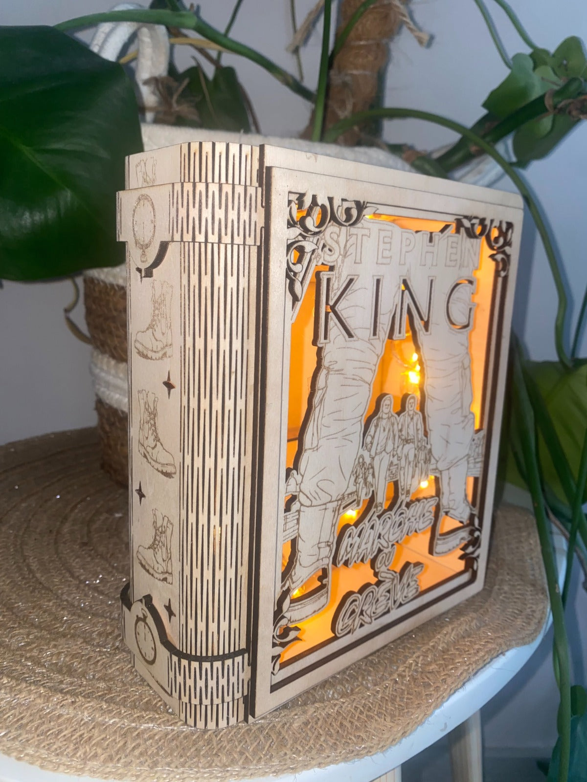 Lampe Livre en Bois Gravée Personnalisée