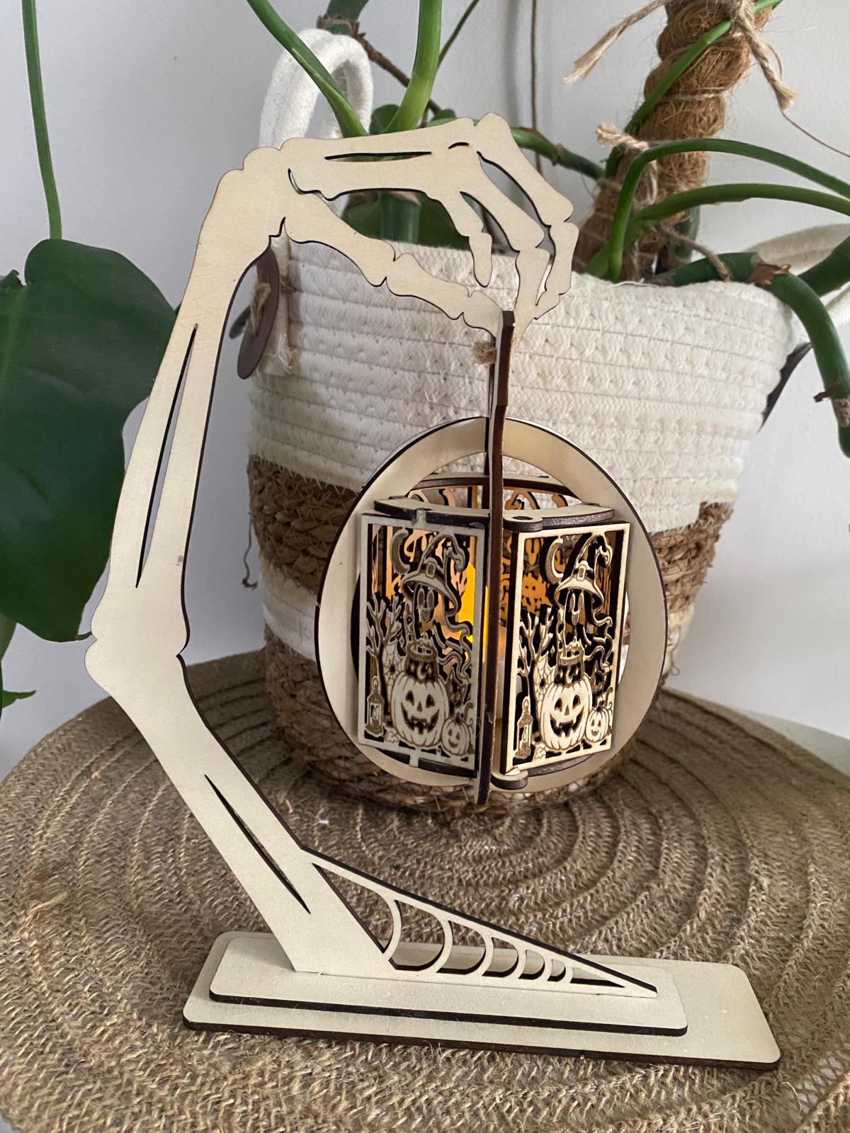 Lanterne d’Halloween en bois personnalisée – Main squelette