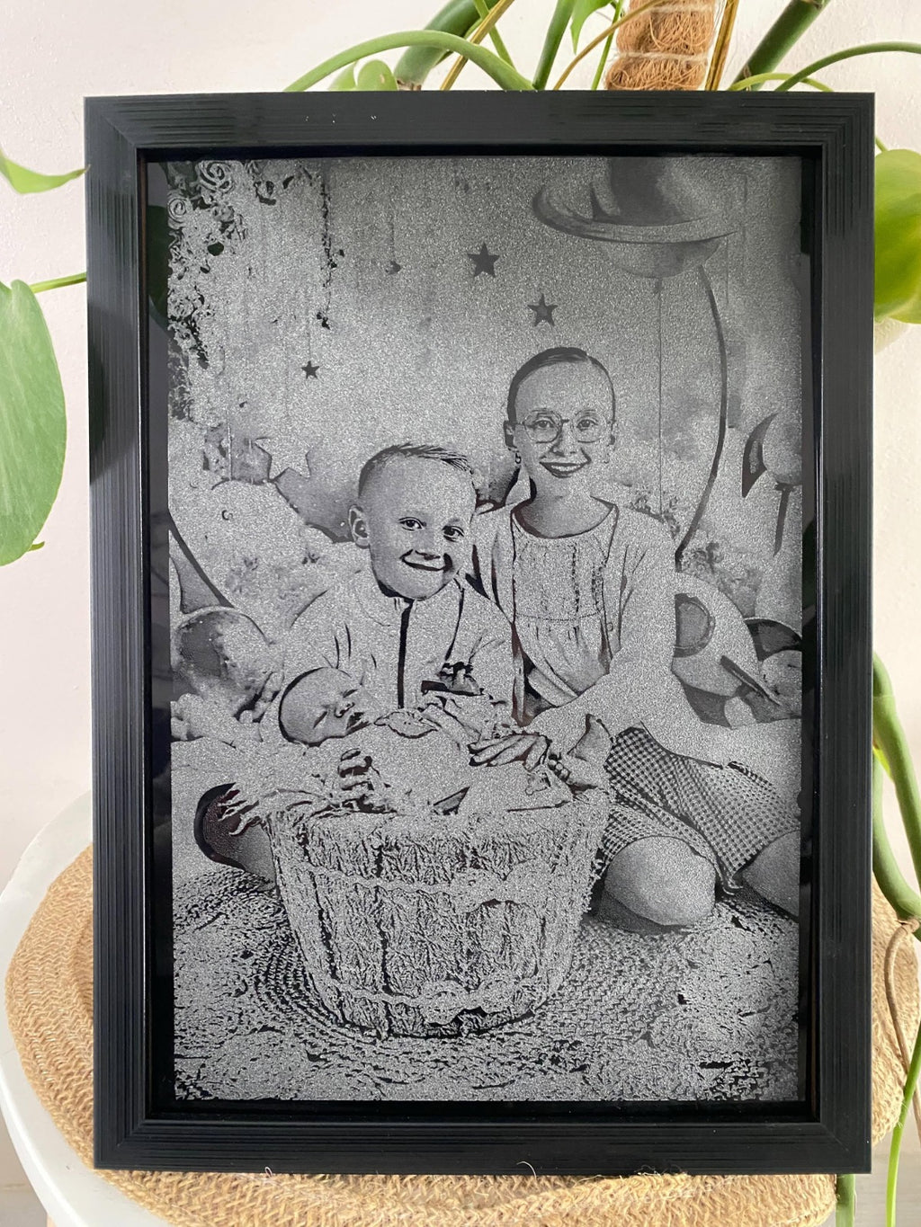 Plaque Acrylique Noire Gravée avec Cadre – Photo Personnalisée