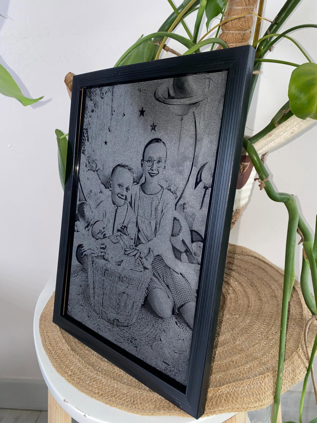 Plaque Acrylique Noire Gravée avec Cadre – Photo Personnalisée