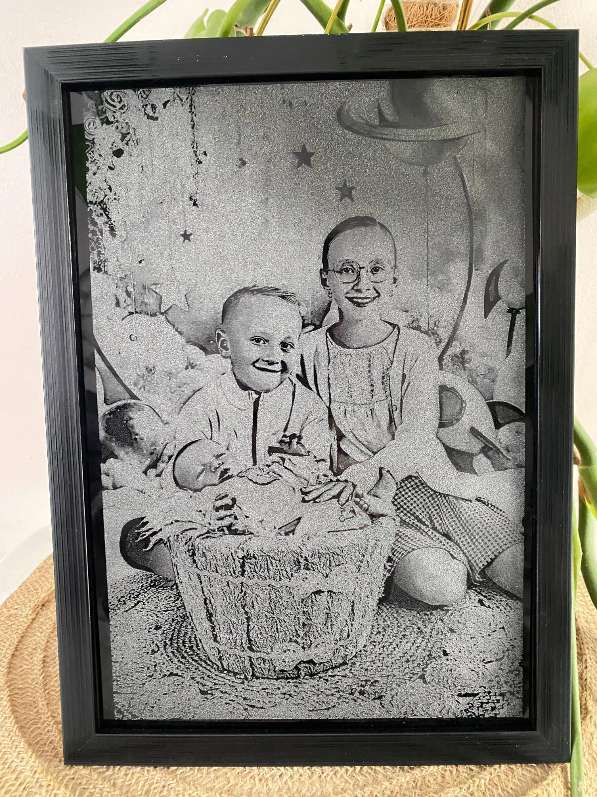 Plaque Acrylique Noire Gravée avec Cadre – Photo Personnalisée