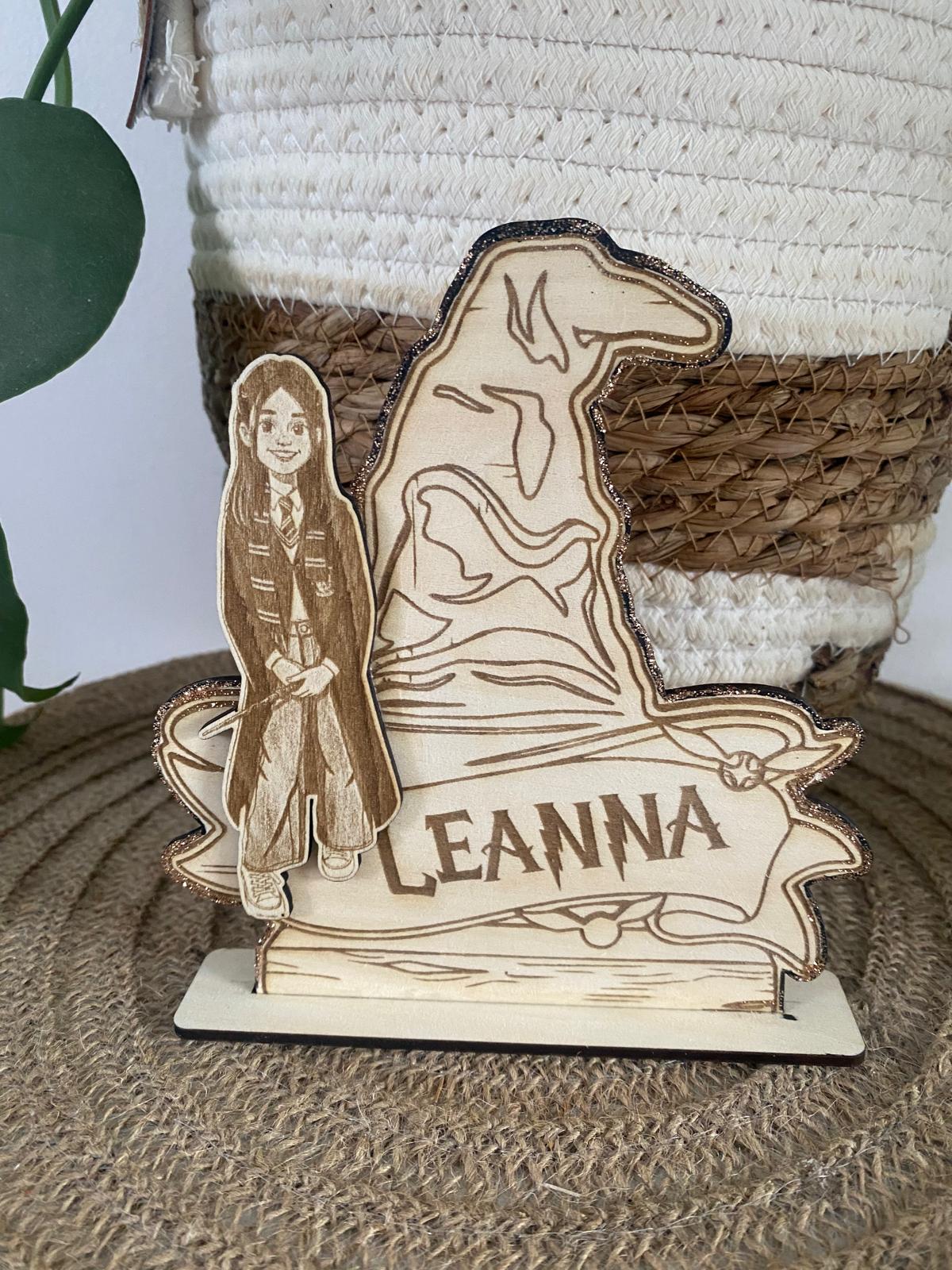 Plaque portrait de jeune sorcier personnalisée en bois