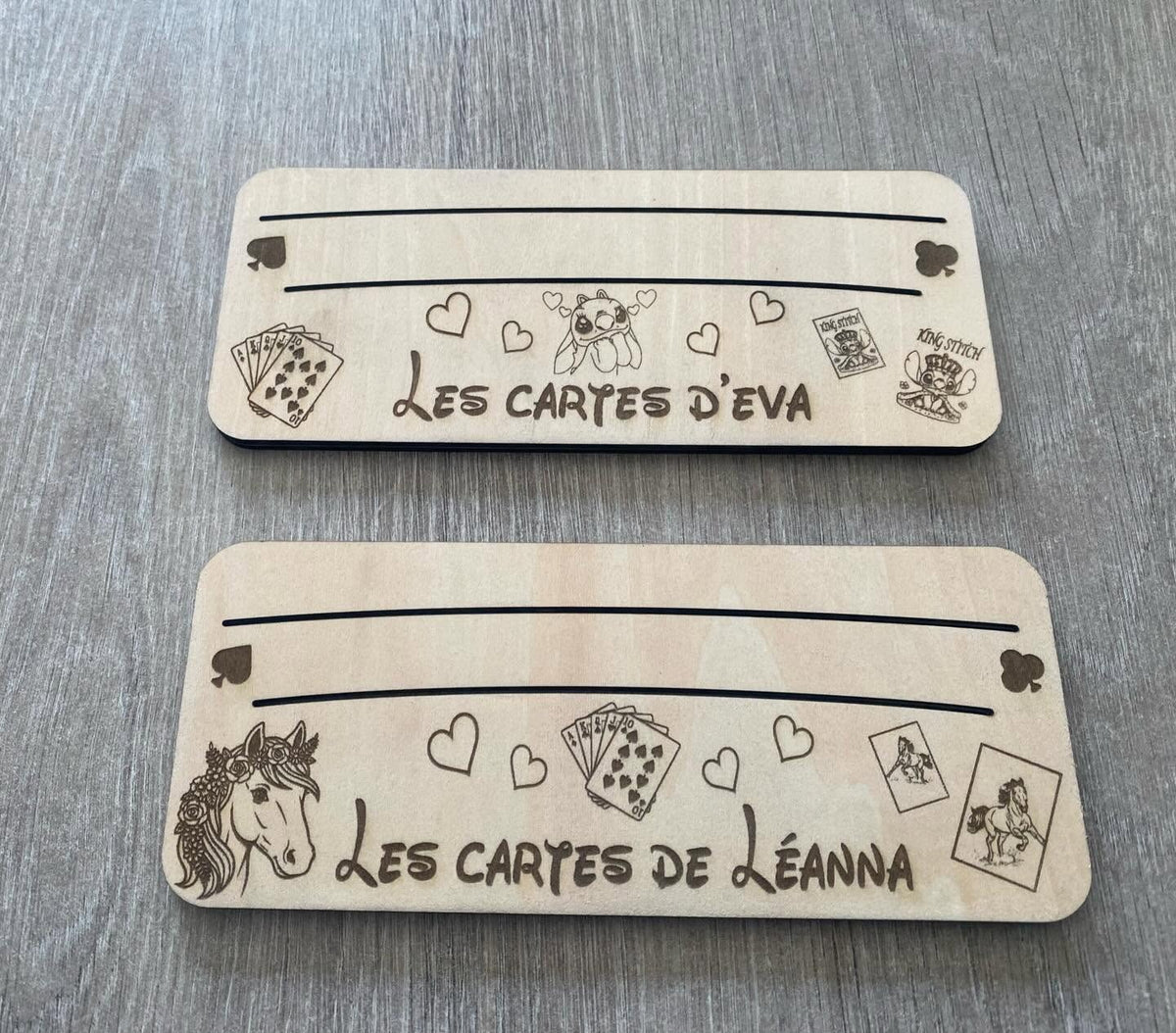 Porte-cartes de jeu personnalisé en bois – Prénom et thème au choix
