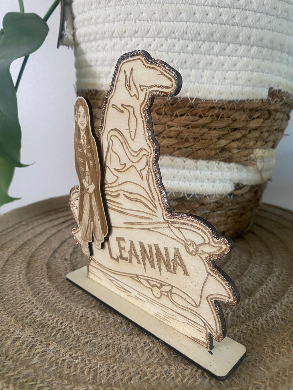 Plaque portrait de jeune sorcier personnalisée en bois