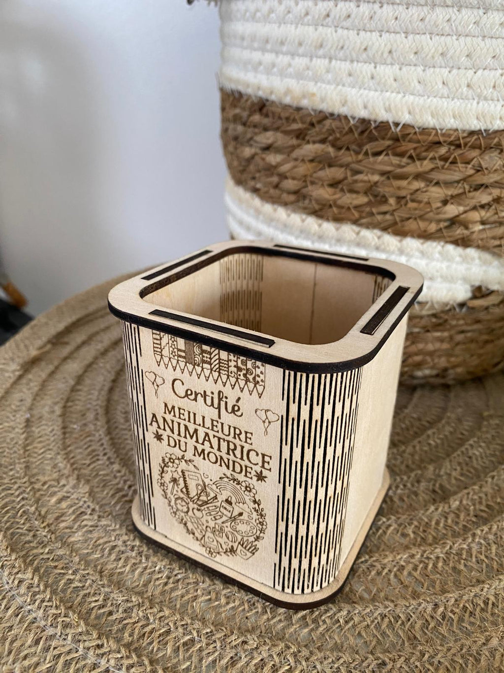 Pot à Crayons en Bois Gravé Personnalisé – Thème au Choix