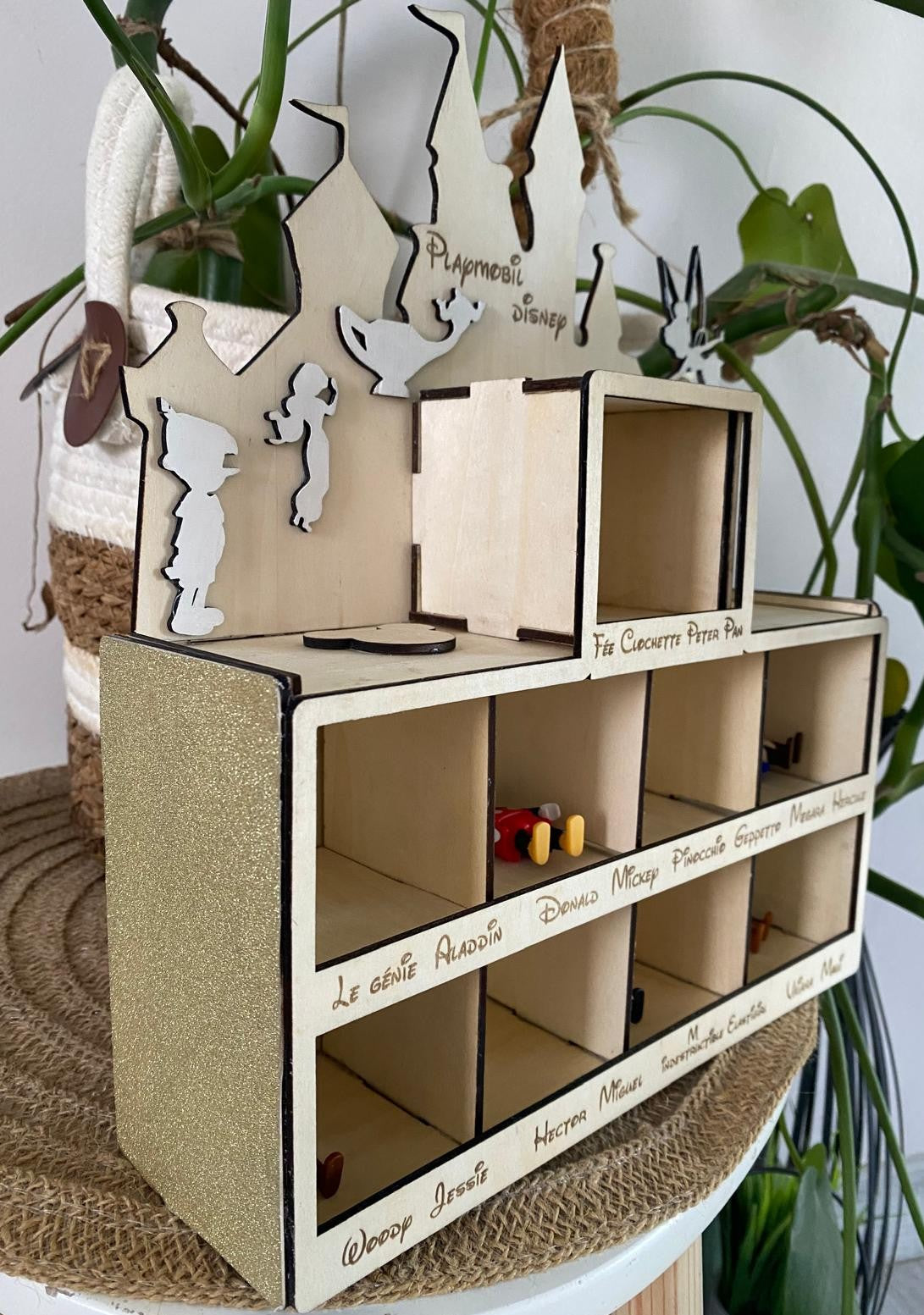 Présentoir château féérique personnalisé en bois pour figurines
