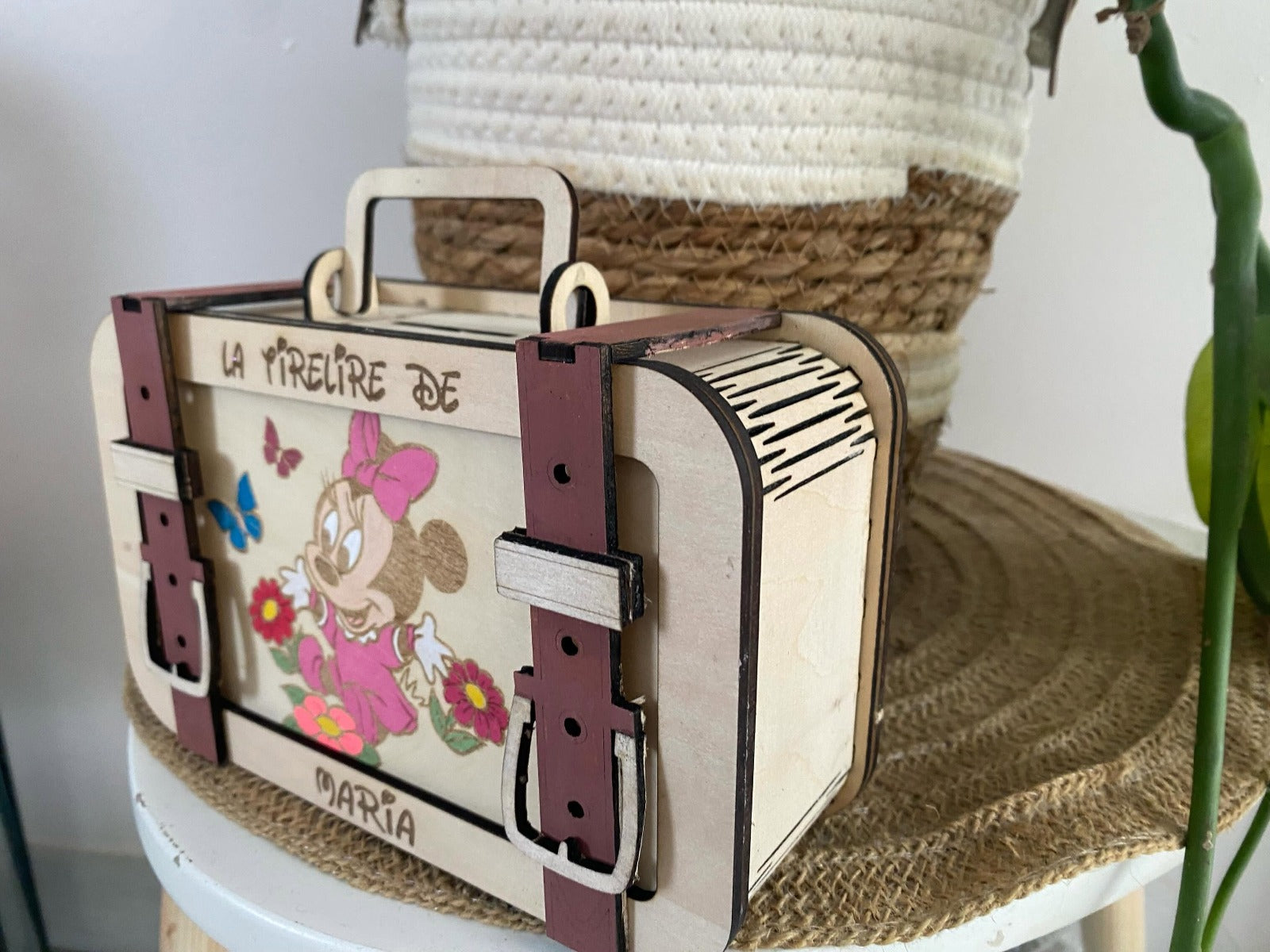 Tirelire valise personnalisée en bois avec couleurs– Création sur mesure