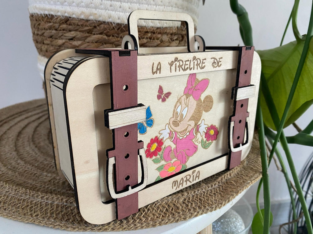 Tirelire valise personnalisée en bois avec couleurs– Création sur mesure