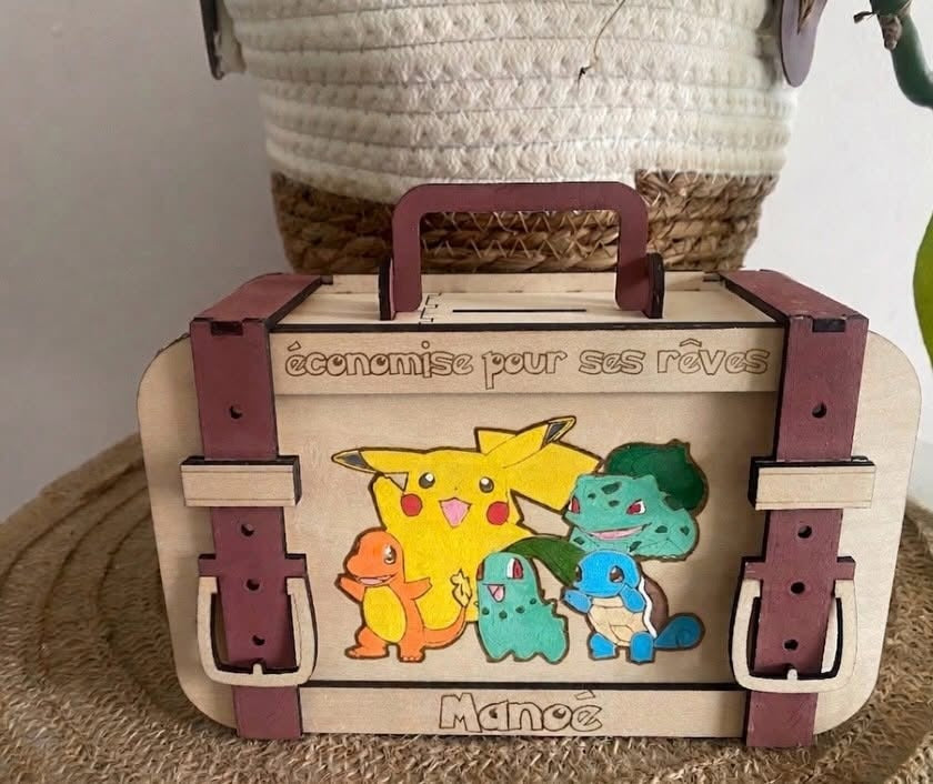 Tirelire valise personnalisée en bois avec couleurs– Création sur mesure
